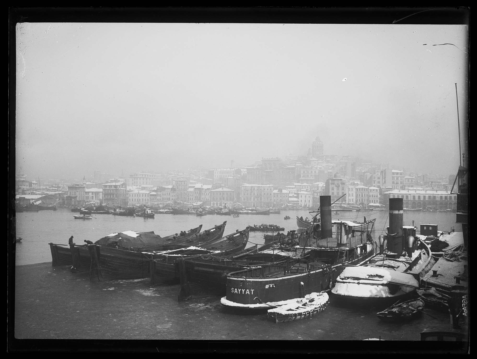 Vue d'ensemble, avec des navires au premier plan et la tour de Galata au second plan
